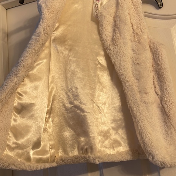 Beauties designed in Los Angeles fur vest, size M (6-8) - Picture 3 of 6